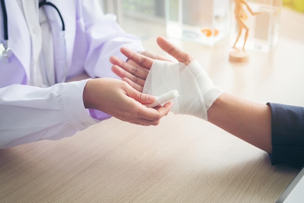 Post Driver Hand Injury Dealing With Post-Truck-Accident Wrist Injury | BI News